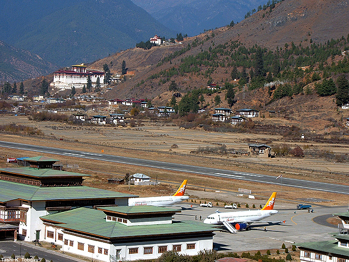 Аэропорт бутана. Бутан Тхимпху аэропорт. Аэропорт паро. Paro аэропорт в бутане. Аэропорт паро в королевстве бутан.