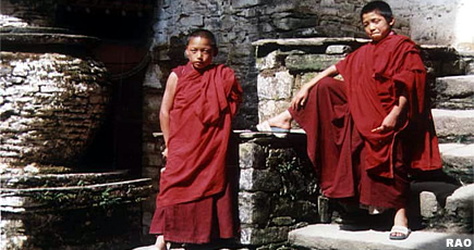 05Jakar_monks